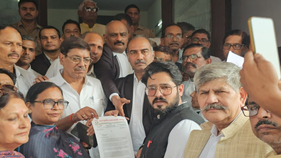 कानपुर: नकली सीमेंट सिंडिकेट पर कार्रवाई की मांग, प्रशासनिक अधिकारी को कांग्रेसियों ने दिया ज्ञापन