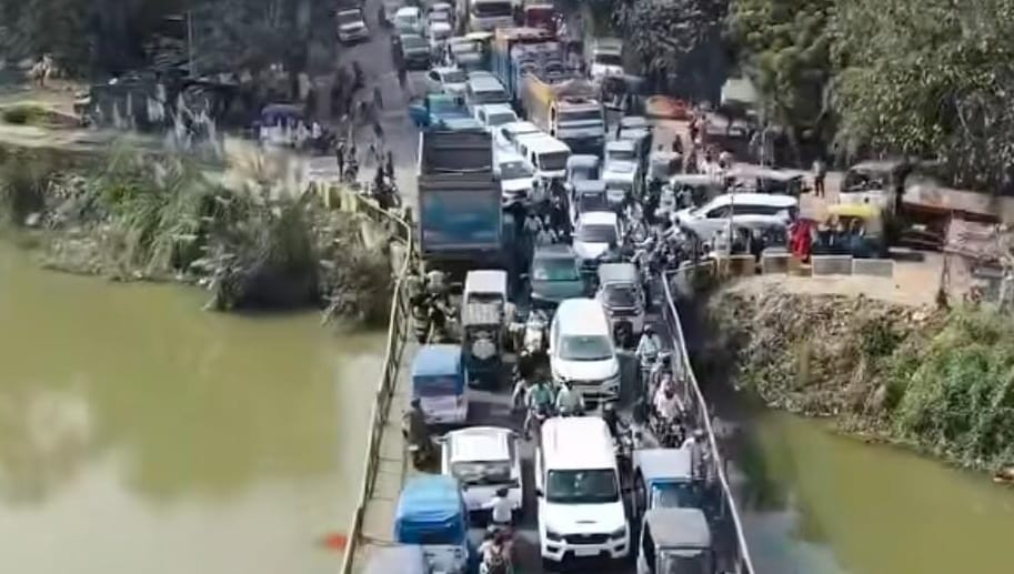 Kanpur Sagar Highway five kilometre long traffic jam  after truck broke down bringing vehicle movement to halt