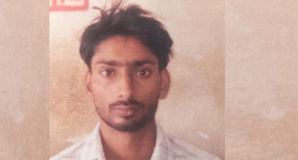 बांदा हादसा: हाईवे पर खड़े डंपर से टकराई बाइक, युवक की मौत और दूसरा घायल, जिला अस्पताल में भर्ती, परिजन बेहाल