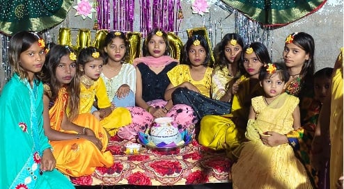 औरैया टेसू-झेंझी पर्व: लोक संस्कृति की अनूठी बानगी, हल्दी-मेहंदी रस्म का आयोजन, डीजे की धुन पर थिरकीं महिलाएं