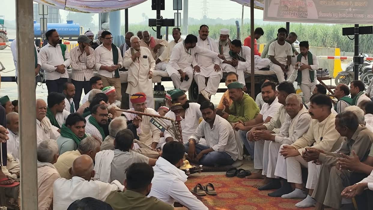 Meerut: Six Farmer Organisations Protest at Sikheda Toll, Warn of Blocking Siwaya Toll on NH-58