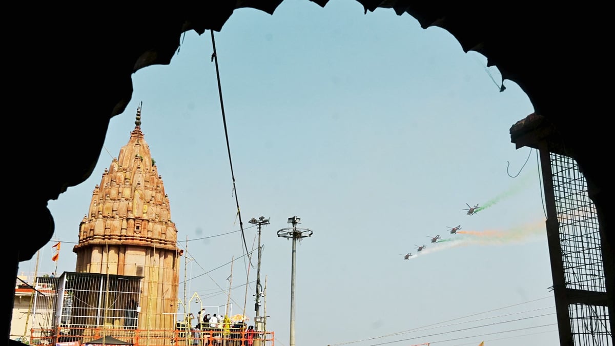 एयर शो: 12 लाख लोगों ने देखा हौसले का आसमान, पहली बार 88 घाटों के अलावा गंगा उस पार भी जुटे दर्शक; फोटो