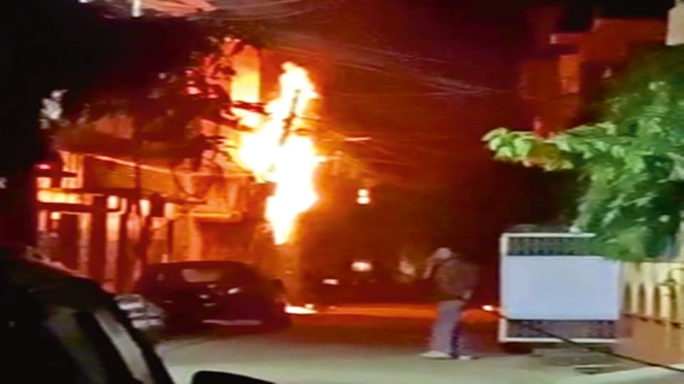 A massive fire broke out in the electrical wires in Premnagar... residents came out of their homes.