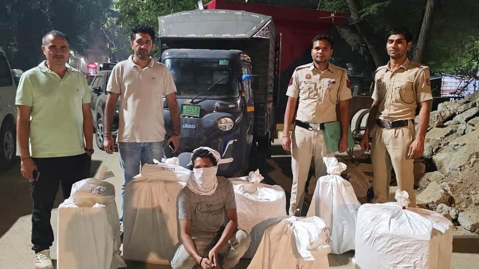 पुलिस की गिरफ्त में आरोपी