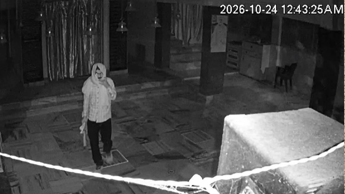 मां शारदा मंदिर में चोरी: लड्डू गोपाल की मूर्ति और चांदी की बांसुरी गायब; सीसीटीवी कैमरे में कैद हुए संदिग्ध