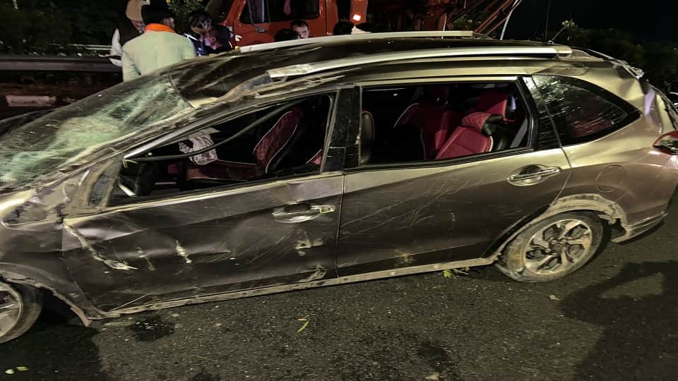 Agra-Lucknow Expressway Accident: Car Breaks Through Divider and Overturns One Dead