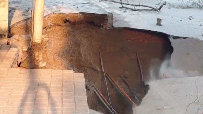 Agra: Road Caves In at Paliwal Park, 15-Foot-Long Pit Creates Accident Risk