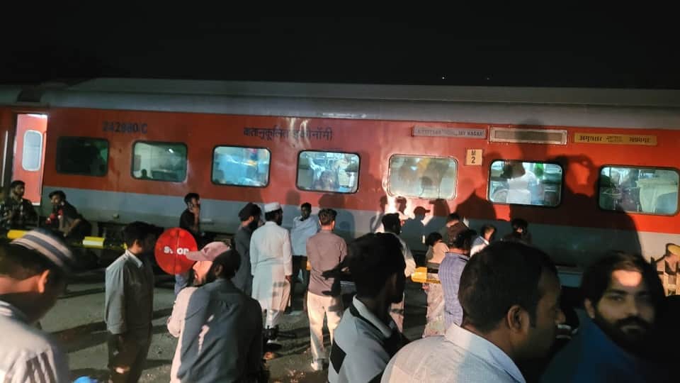 UP: Fire breaks out in a sleeper coach of the Shaheed Express; panic ensues among passengers
