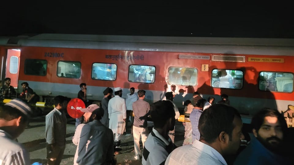 UP: Fire breaks out in a sleeper coach of the Shaheed Express; panic ensues among passengers