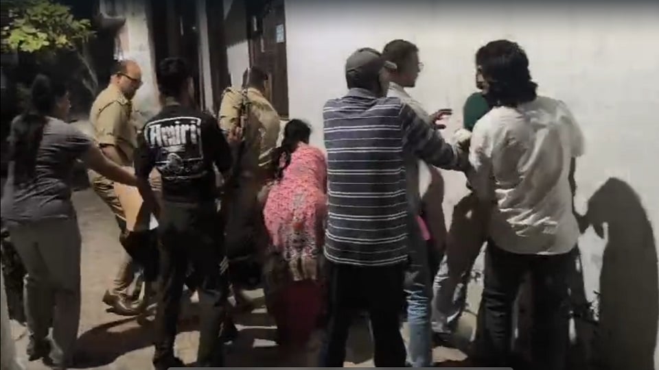गाजियाबाद: पांच साल के बच्चे के पटाखे जलाने पर दबंगों ने परिवार पर बोला हमला, कार तोड़ी और मां की आंख फोड़ी