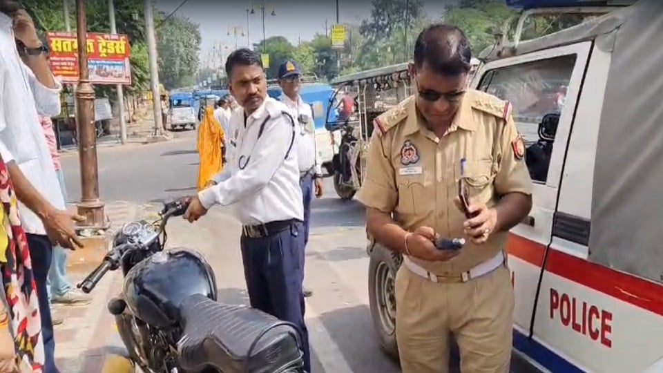 झांसी: मॉडिफाइड साइलेंसर और बिना नंबर प्लेट दौड़ रही तीन बुलेट पकड़ीं, 63 हजार का लगा जुर्माना