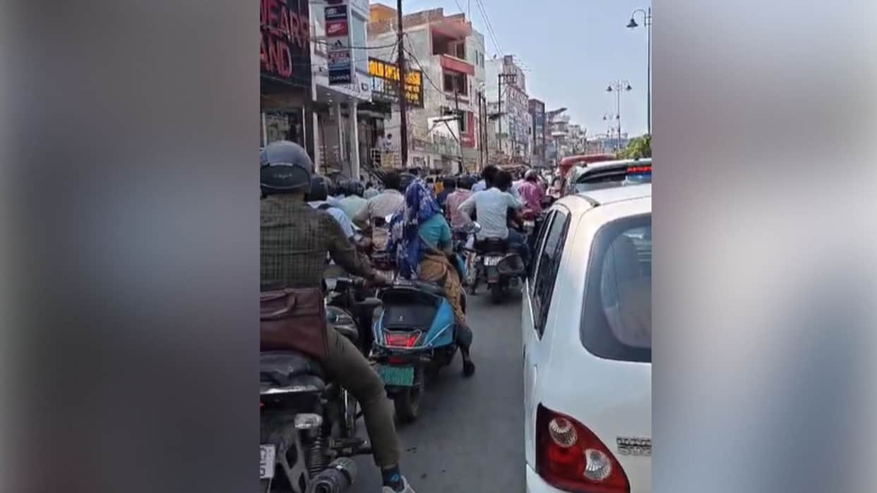 Varanasi Vehicles stopped two hours before air show massive traffic jam ensues