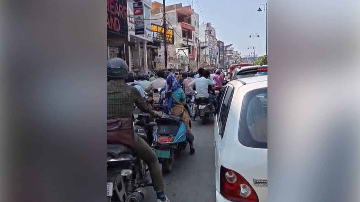 Varanasi Vehicles stopped two hours before air show massive traffic jam ensues
