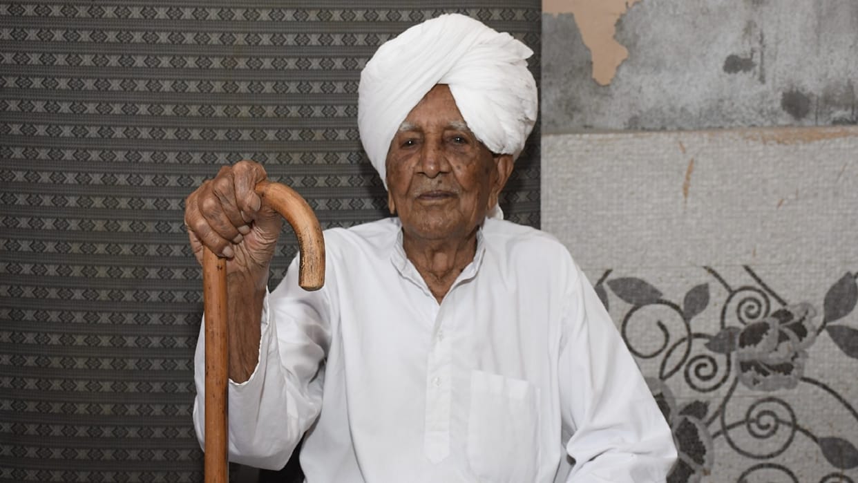 Thara Phufa Hai Zinda Dada Dulichand who famously dressed as a groom during a protest