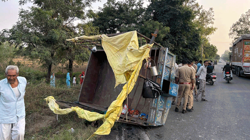 In Anupshahr tractor-trolley carrying pilgrims overturned due to race 20 people injured