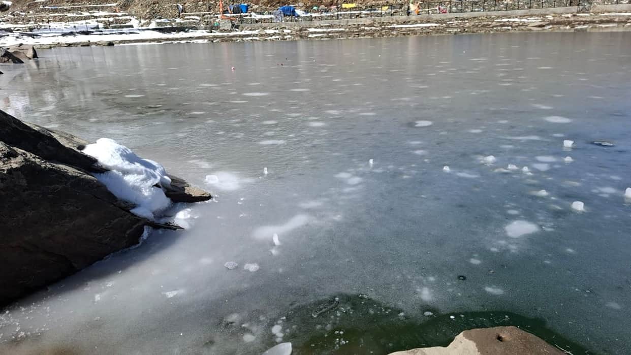 manimahesh dal lake freezing six inch snow shivling