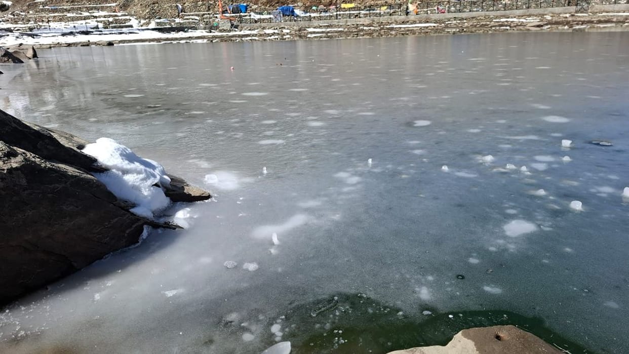 manimahesh dal lake freezing six inch snow shivling