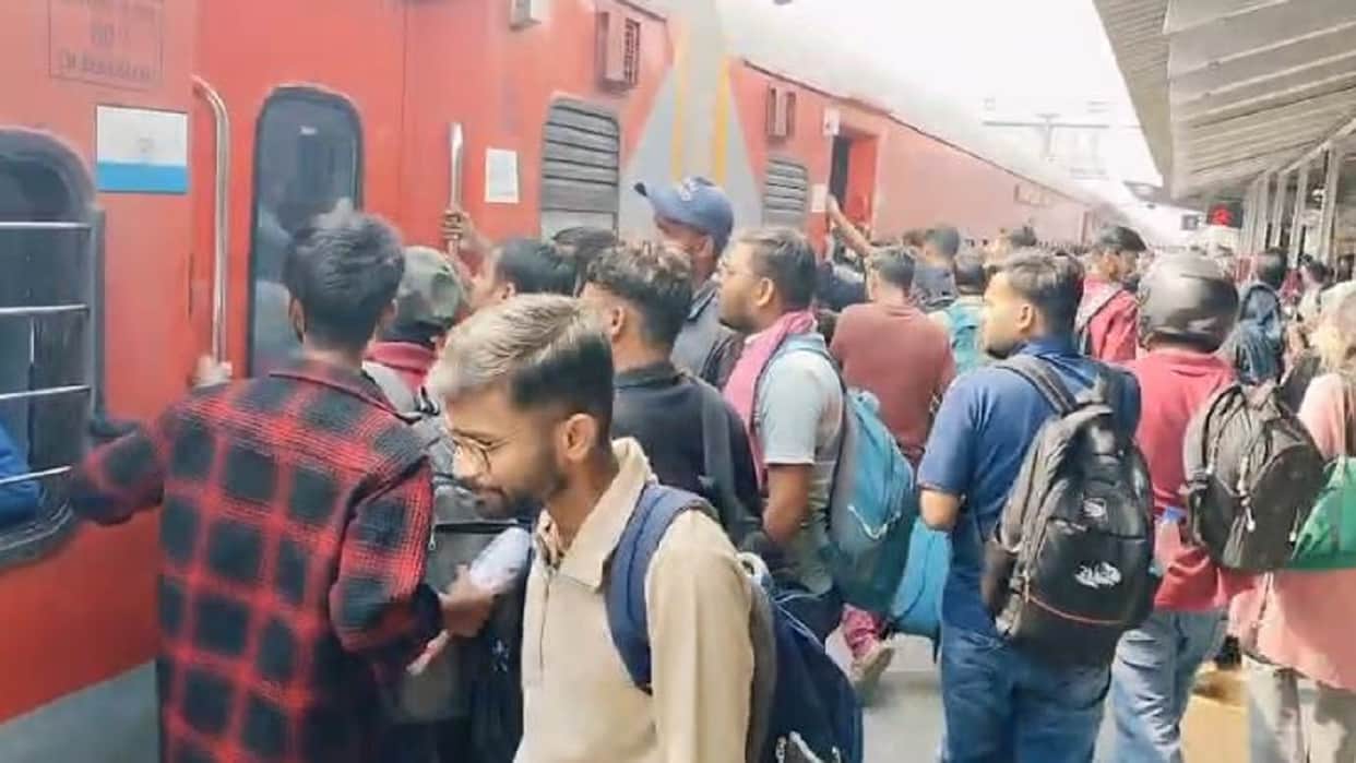 Crowds of candidates throng the Shahjahanpur railway station after pet 2026
