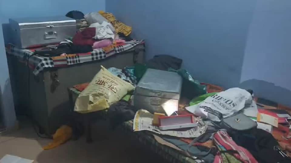 thieves broke into house in broad daylight and committed theft In Agra