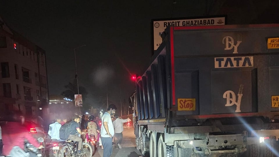 गाजियाबाद: गुलदार मेट्रो स्टेशन पास दर्दनाक हादसा, बाइक सवार को डंपर ने कुचला, हुई मौत