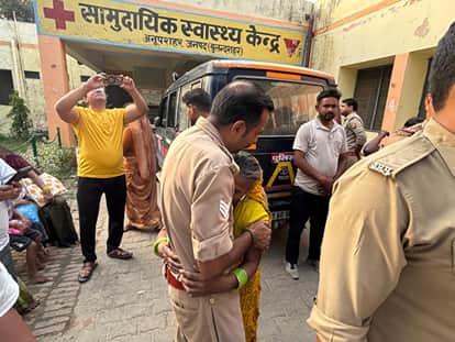 In Anupshahr tractor-trolley carrying pilgrims overturned due to race 20 people injured