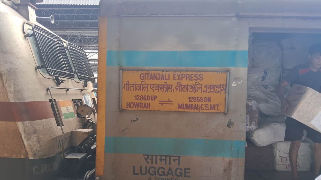 Passenger body remained on Gitanjali Express for 12.5 hours; Railways took action only after a complaint.