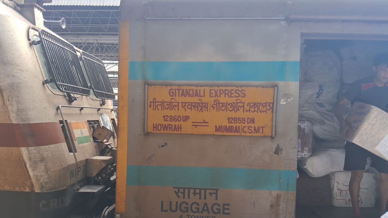 Passenger body remained on Gitanjali Express for 12.5 hours; Railways took action only after a complaint.