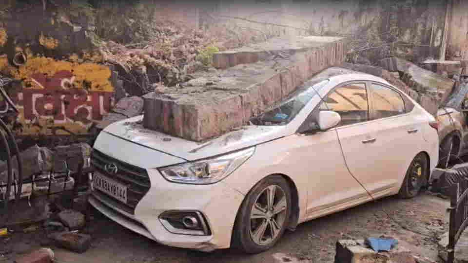 Haridwar wall near a water tank in Jwalapur collapsed suddenly damaging two vehicles