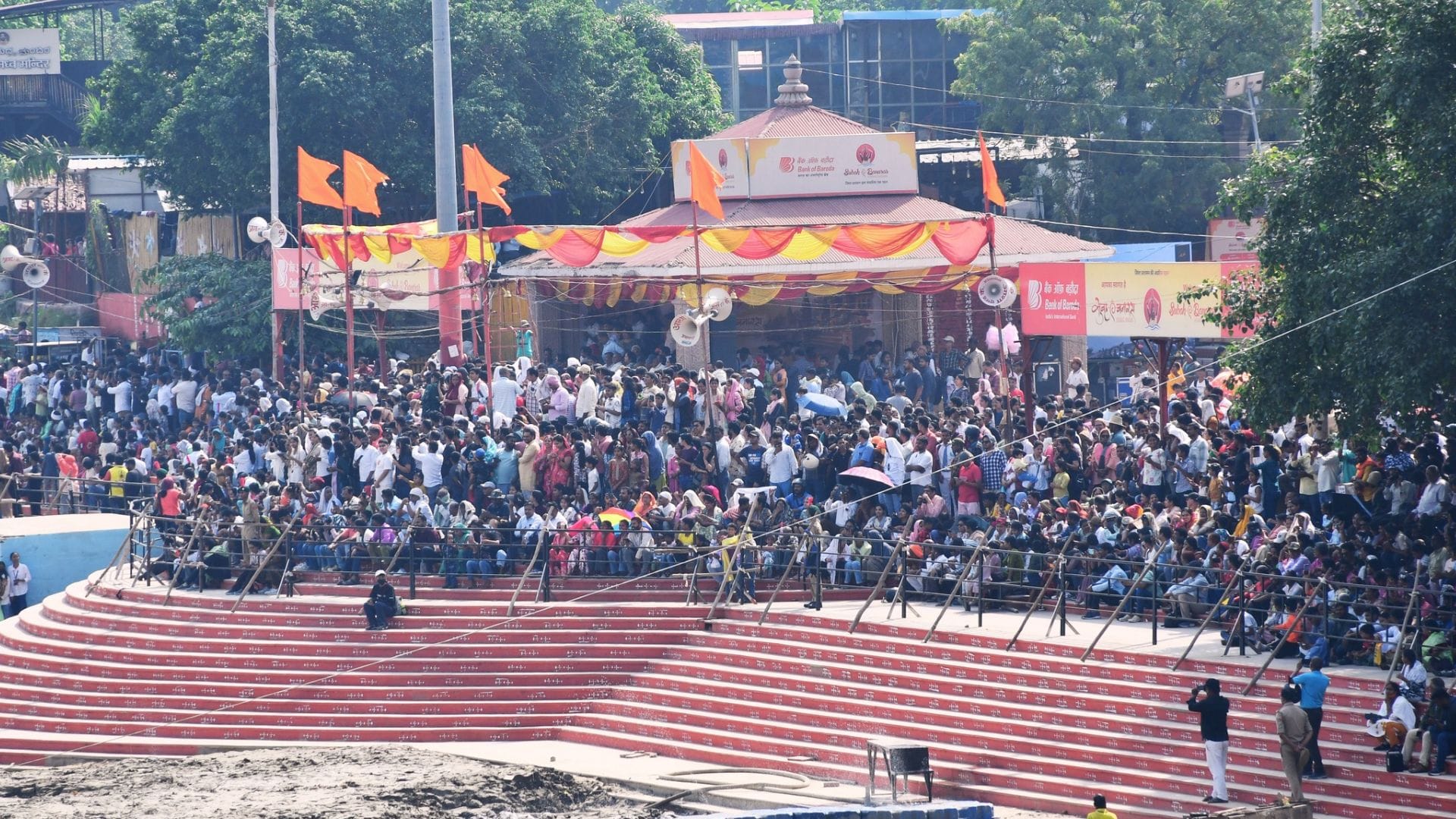 Air Show Hundreds of thousands witness armed forces prowess along banks Ganga in Kashi and Chandauli