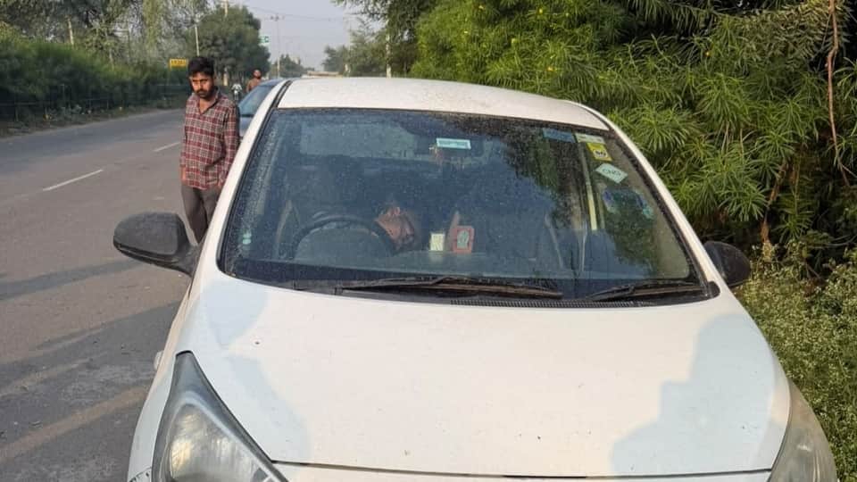 घटनास्थल पर खड़ी कार
