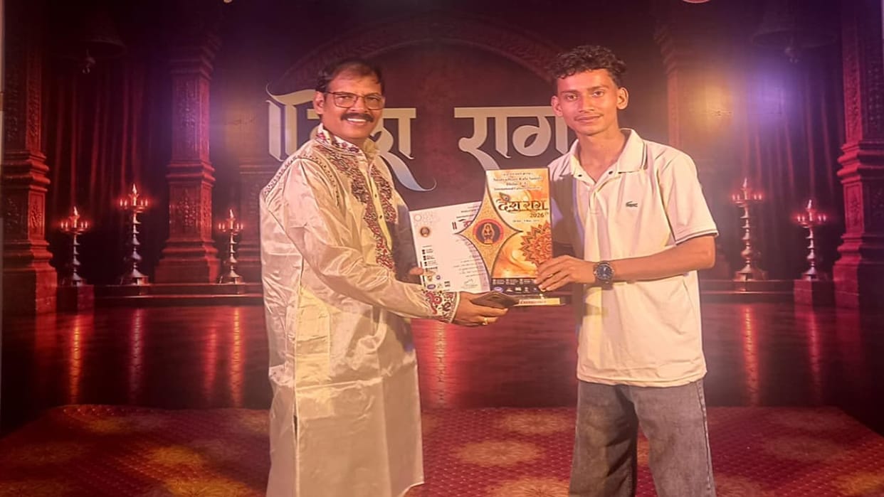 Abhinav Tiwari of Gaurela created history in classical music, secured first place in 'Desh Raag 2026'