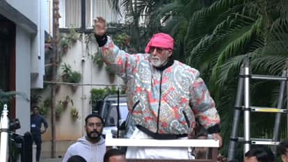जलसा के बाहर अमिताभ बच्चन ने किया फैंस का अभिवादन