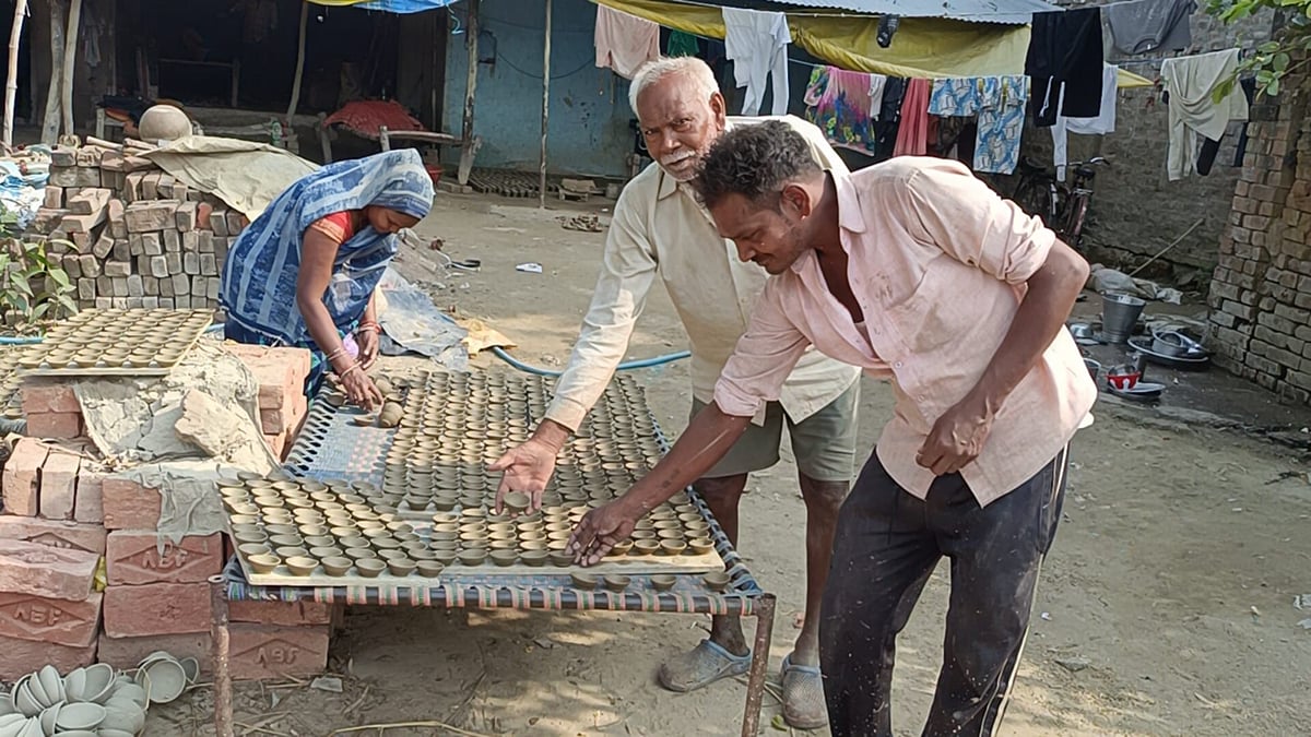 कानपुर: सरसौल में सजे मिट्टी के करवा-दीये, त्योहारों पर शिल्पकारों को आस, बोले- हमारे परिवारों का ध्यान रखें