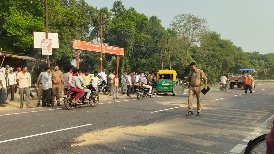 कानपुर देहात हादसा: निजी बस ने मोपेड को मारी टक्कर, ड्यूटी पर जा रहा होमगार्ड घायल, रिश्तेदार ने तोड़ा दम