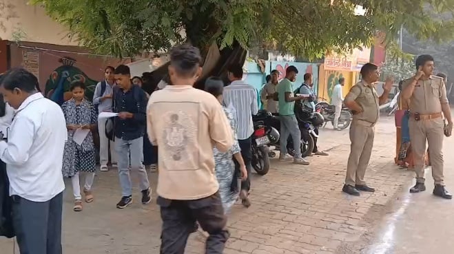 पीईटी-2026: हमीरपुर-फर्रुखाबाद में परीक्षा शुरू, सख्त चेकिंग के बाद मिला प्रवेश, बाली और जूते-चप्पल भी उतरवाए