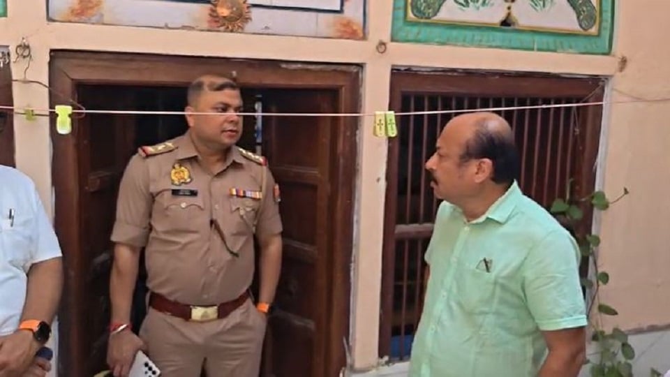 घर की सीढ़ियों पर मिली महिला की लाश: शव के पास पड़ी थी खून से सनी ईंट, हत्या की आशंका; जांच में जुटी पुलिस
