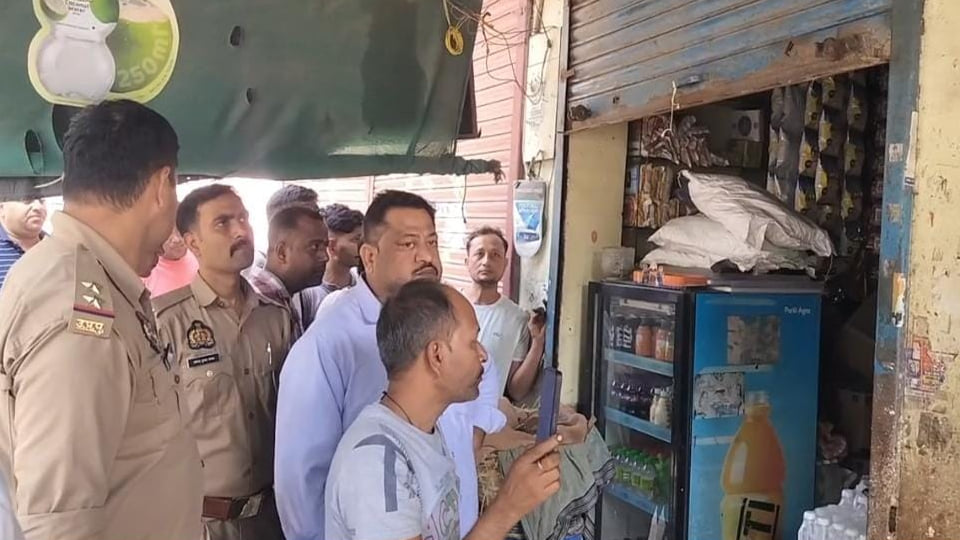 कानपुर: अहिरवां चौकी से सौ मीटर दूर दो दुकानों में चोरी, व्यापारियों ने पुलिस गश्त न होने का लगाया आरोप