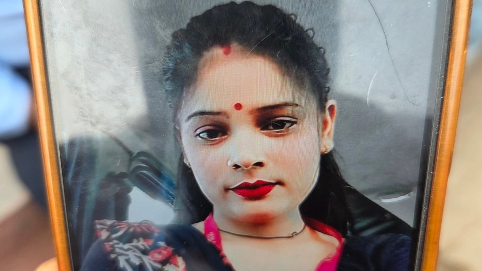 सादाबाद: विवाहिता सुजाता की संदिग्ध मौत, जंगले के सहारे फंदे पर लटकी मिली, एक दिन पहले की करवाचौथ खरीदारी
