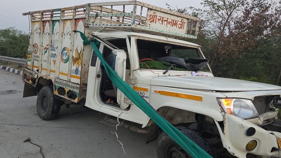 पिकअप के उड़े परखच्चे