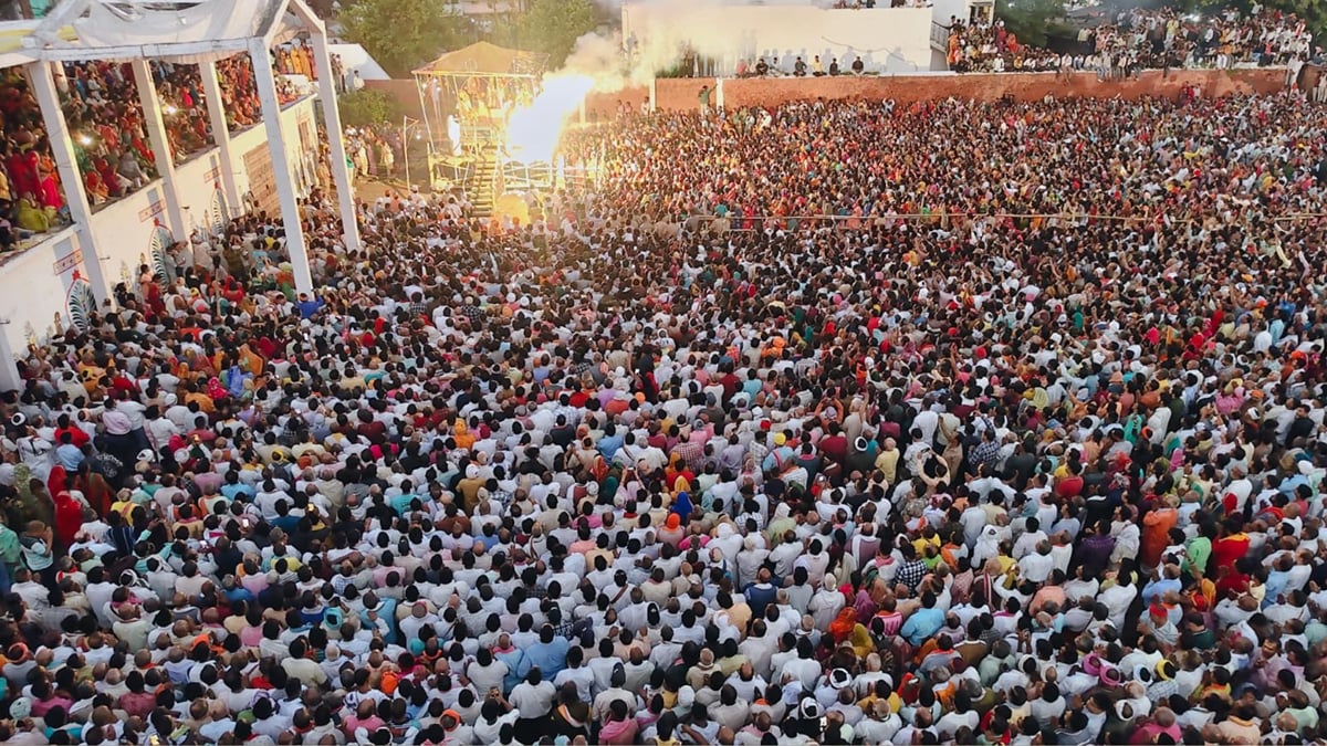 तस्वीरें: रामनगर की रामलीला में आस्था का सैलाब, भोर की आरती में गूंजा 'जय श्रीराम'; लाखों श्रद्धालु बने साक्षी