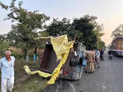 In Anupshahr tractor-trolley carrying pilgrims overturned due to race 20 people injured