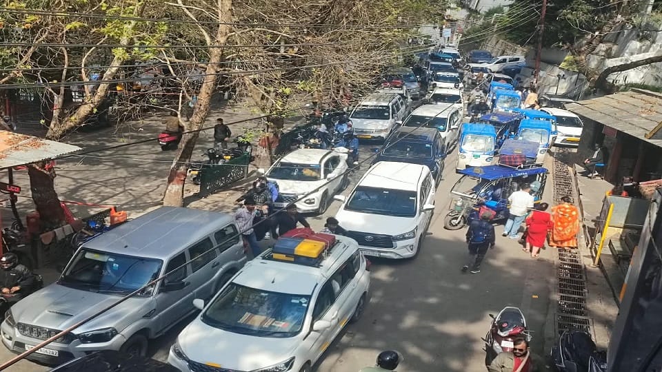 Tourist influx in Nainital: Vehicles left crawling