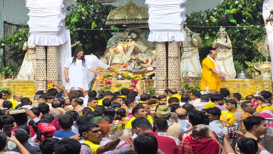 शरदोत्सव पर ठाकुरजी के दिव्य दर्शन: बांकेबिहारी ने धारण किया रासेश्वर रूप, भक्तों की उमड़ी भारी भीड़