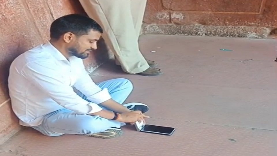 ताज पर रील का खेल: लपके बना रहे पर्यटकों को निशाना, दो मिनट वीडियो के वसूल रहे पांच हजार रुपये