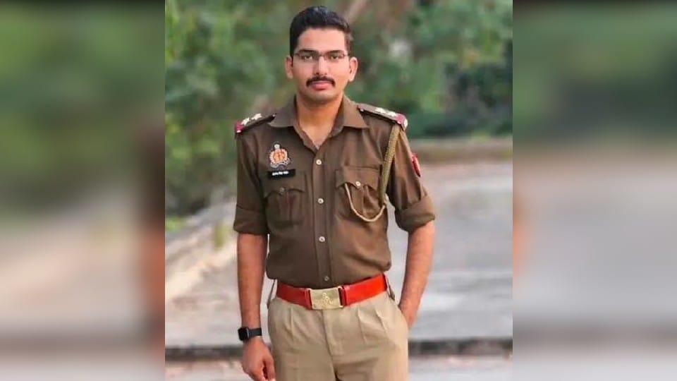 Agra resident Inspector Arun Chahar died in road accident in during duty in Muzaffarnagar