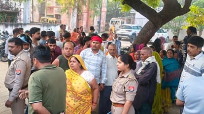 दर्दनाक घटना के बाद पुलिस और भीड़।