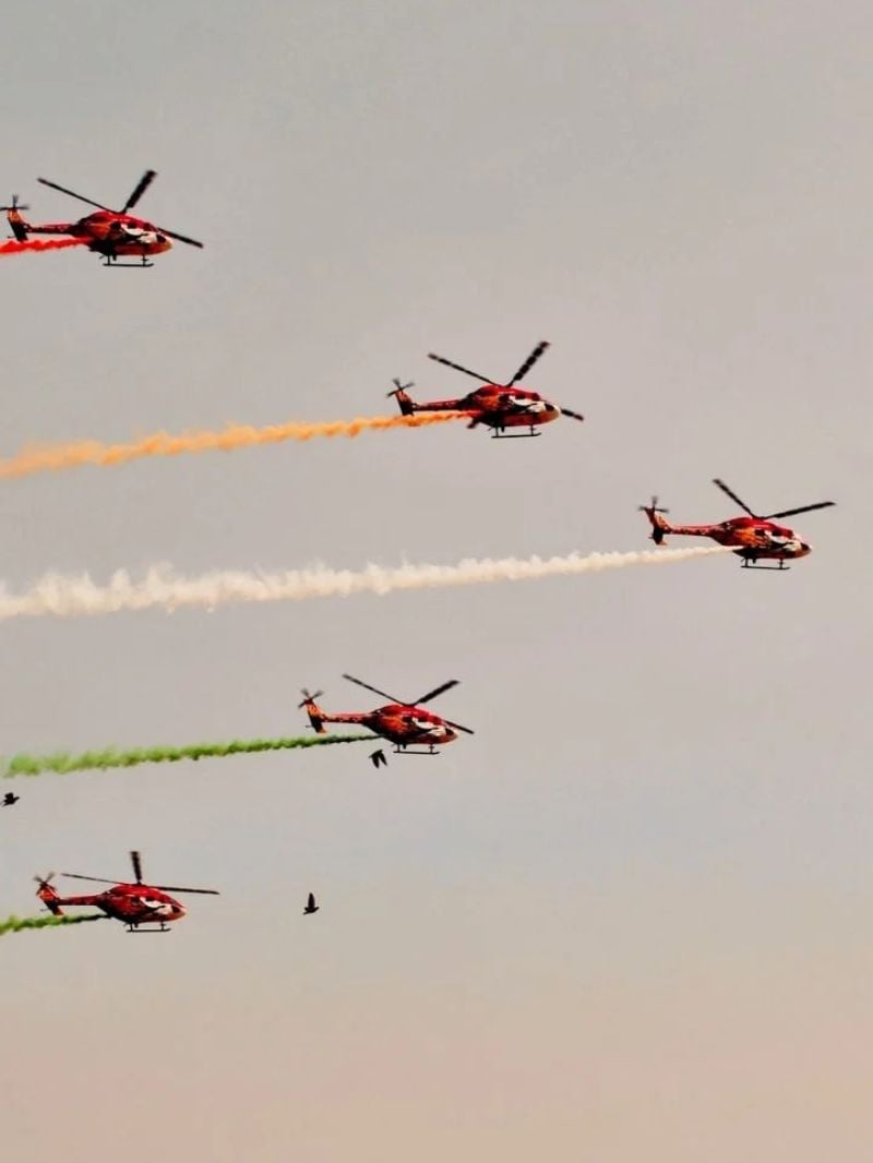 Varanasi Air Show: गंगा के दोनों किनारे पर लाखों की भीड़