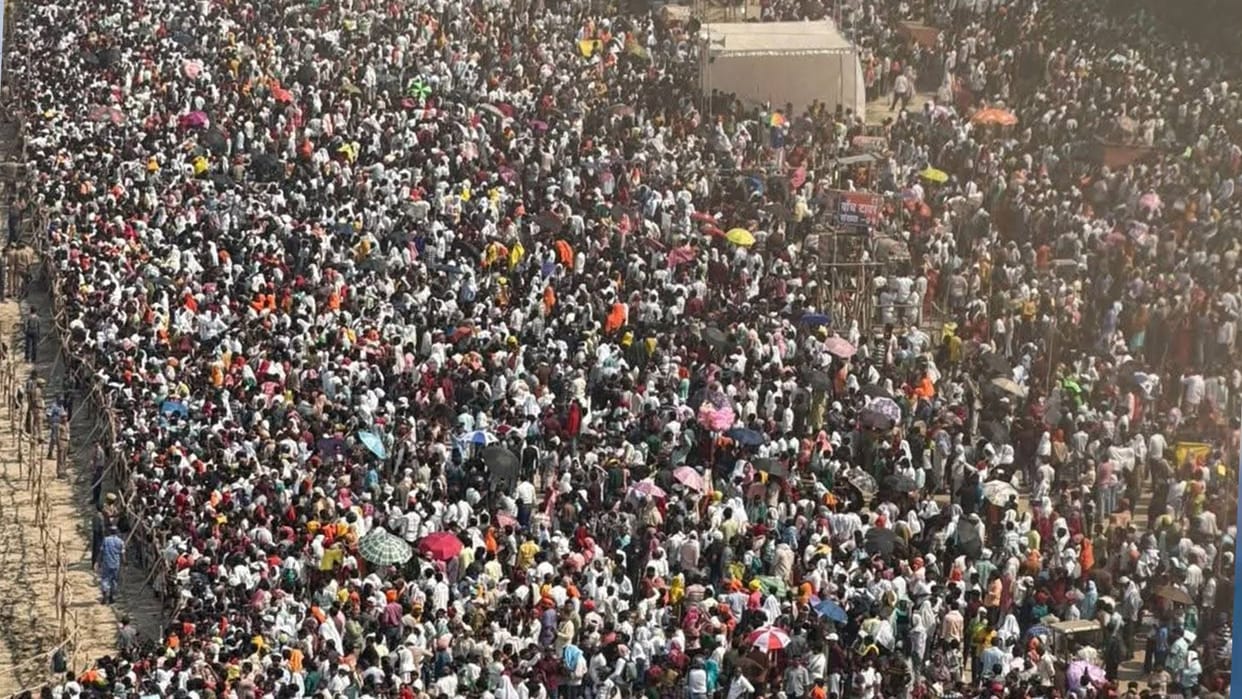 Air show frenzy Kashi massive crowd 2 million people gathers along banks Ganga breaking records set during Chh