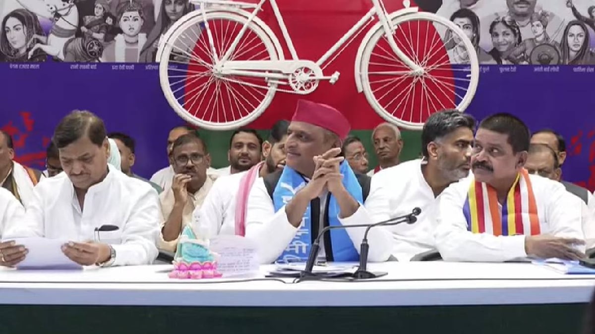 यूपी: अखिलेश यादव ने बढ़ाया सपा का कुनबा, पूर्व आईएएस राम बहादुर पासी समेत कई नेता पार्टी में शामिल