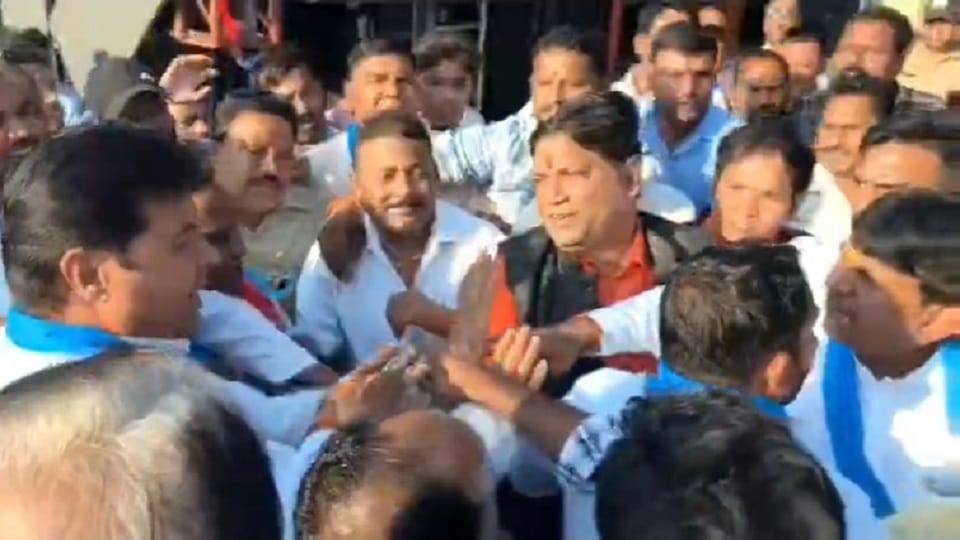 Muzaffarnagar: Public altercation between Minister of State Kapil Dev Agarwal and SP leader Rakesh Sharma